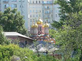 Церковь Николы на Берсеневке. . Вид с Патриаршего моста через реку Москву