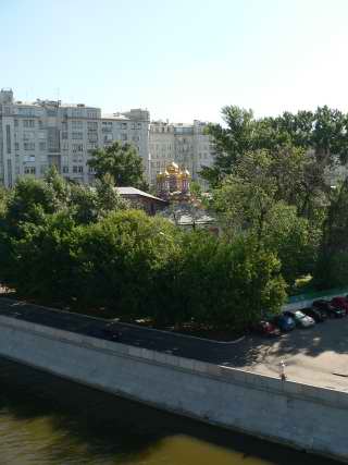 Церковь Николы на Берсеневке. . Вид с Патриаршего моста через реку Москву