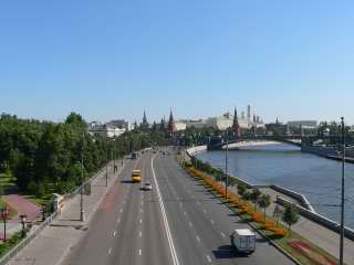 Вид на Московский Кремль с Патриаршего моста. Внизу - Пречистенская набережная
