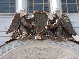 Горельефы Храма Христа Спасителя. Арка больших средних врат. Два Ангела, держащие Евангелие