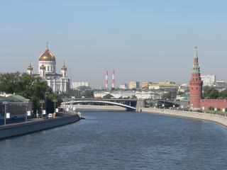 Храм Христа Спасителя и Водовзводная башня Московского Кремля