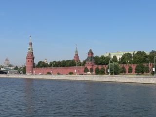 Водовзводная и Благовещенская башни Московского Кремля. За ними - Боровицкая башня
