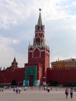 Спасская (Фроловская) башня Московского Кремля. Слева от нее - Царская башня