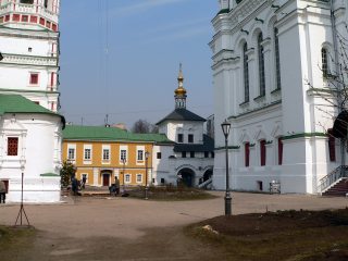 Николо-Перервинский монастырь в Москве, Старый семинарский корпус и надвратная церковь Толгской иконы Божией Матери