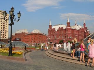 Исторический музей. Вид от Манежной площади. Слева - бывшее здание Московской Городской Думы, сегодня - филиал Государственного исторического музея (ГИМ)