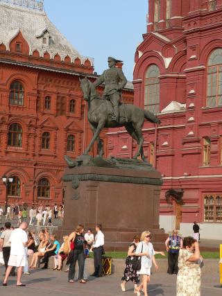Памятник маршалу Г. К. Жукову на фоне Государственного Исторического музея