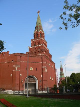 Боровицкая (Предтеченская) башня Московского Кремля. Справа - Водовзводная (Свиблова) башня