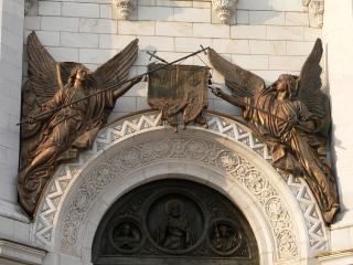 Горельефы Храма Христа Спасителя. Правая арка малых врат. Два Ангела с церковными хоругвями, наклоненными крестообразно