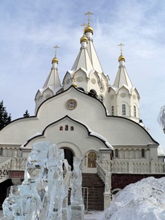 Храм во имя Новомучеников и Исповедников в Бутово. Ледяные фигуры возле храма.