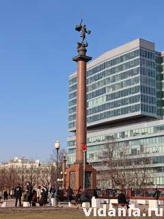 Москва, стела со скульптурой Георгия Победоносца