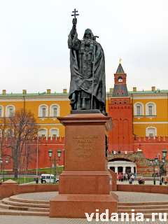 Памятник Ермогену, патриарху Московскому и всея России, в Александровском саду Московского Кремля