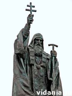 Памятник Ермогену, патриарху Московскому и всея России