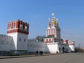 Новодевичий монастырь в Москве, Царицынская башня, Надвратная Преображенская церковь, Лопухинская башня, Напрудная башня