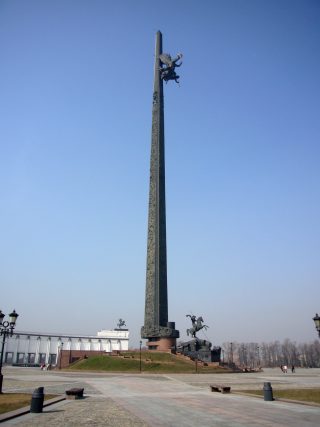 На площади Победителей был установлен обелиск высотой 141,8 метров, как символ 1418 дней и ночей Великой Отечественной войны