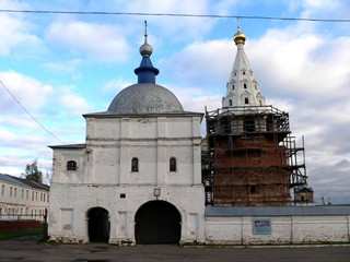 Можайск, Можайский Лужецкий Ферапонтов монастырь. Преображенская церковь и колокольня.