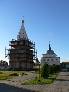 Можайск, Можайский Лужецкий Ферапонтов монастырь. Колокольня и Преображенская церковь.