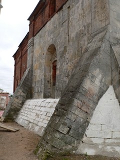 Можайск, храмовый комплекс церквей Иоакима и Анны. Часть стены, оставшейся от древней постройки.