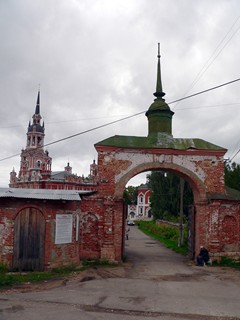 Можайск, Никольский собор. Ворота, ведущие на территорию Можайского кремля