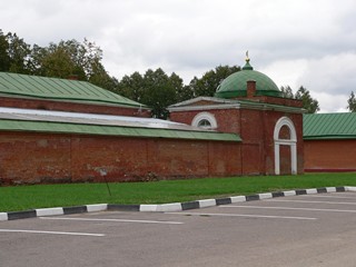 Стена и угловая башенка Спасо-Бородинского монастыря.