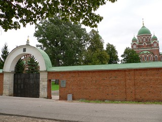 Главный вход в Спасо-Бородинский монастырь. Владимирский собор.