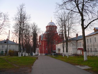 Хотьково, Покровский Хотьков женский монастырь. Вид на Никольский собор от северных Святых ворот