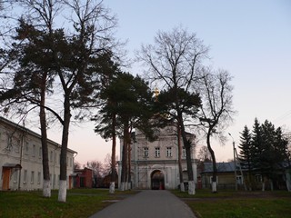 Хотьково, Покровский Хотьков женский монастырь. Аллея, ведущая к северным Святым воротам
