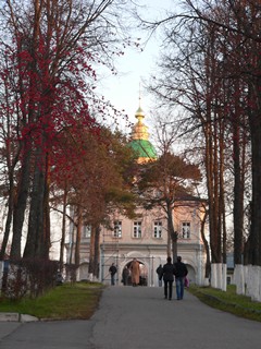 Хотьково, Покровский Хотьков женский монастырь. Аллея, ведущая к северным Святым воротам