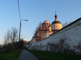 Хотьково, Покровский Хотьков женский монастырь. Вид вдоль стены монастыря. Покровский и Никольский соборы