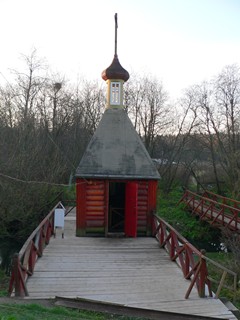Радонеж, Святой источник Сергия Радонежского. Деревянная купальня рядом со святым источником