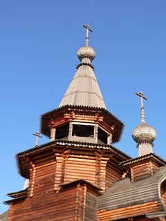 Водопад Гремячий ключ. Купола храма преподобного Сергия Радонежского