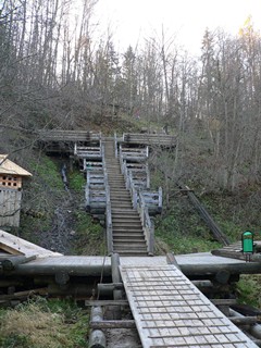 Водопад Гремячий ключ. Красивая деревянная лестница ведет вверх к тому месту, где бьют ключи