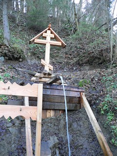 Водопад Гремячий ключ. Крест над источником
