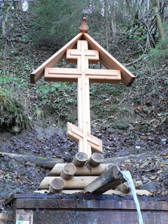 Водопад Гремячий ключ. Крест над Святым источником