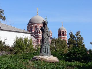 Коломна, Троицкая церковь, межевой столб, памятник
