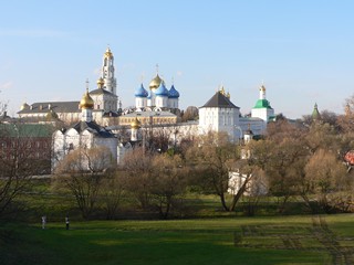 На переднем плане слева: Введенская и Пятницкая церкви на Подоле, справа - часовня Пятницкого Колодца