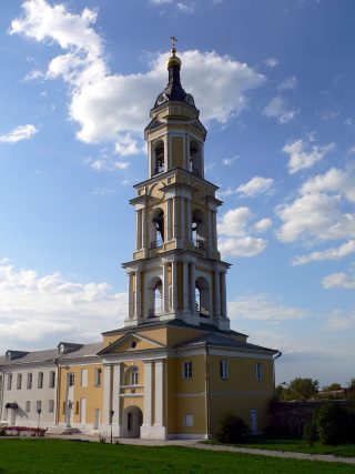 Коломна, Старо-Голутвин монастырь, надвратная колокольня, Введенская церковь