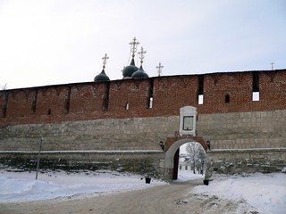 Зарайск. Зарайский кремль. Троицкие ворота. Слева видны купола Никольского собора.