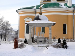 Зарайск. Зарайский кремль. Памятник-надгробие. На заднем плане – Иоанно-Предтеченский собор.