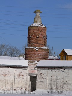 Старое Бобренево. Богородице-Рождественский Бобренев мужской монастырь. Башня вблизи.