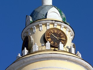 Церковь Воскресения Словущего в Павловском Посаде. Часы на колокольне крупным планом.