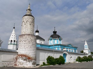 Старое Бобренево. Бобренев мужской монастырь. Как выглядит монастырь не только со стороны Святых врат, но и с других сторон.