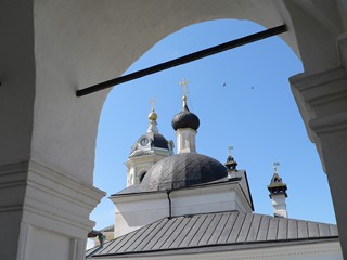 Серпухов, Высоцкий мужской монастырь. Вид с крыльца Зачатьевского собора на купола Покровского храма.