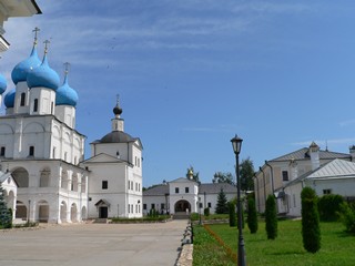 Серпухов, Высоцкий мужской монастырь. Зачатьевский собор, Сергиевская церковь и настоятельский корпус.