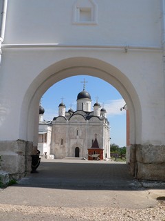Серпухов, Владычный женский монастырь. Вид из Святых ворот на Введенский собор.
