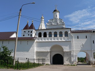 Серпухов, Владычный женский монастырь. Над западными Святыми воротами Владычного монастыря расположена церковь Феодота Анкирского.