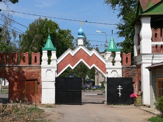 Серпухов, Святые ворота. Вид с территории Владычнего женского монастыря.