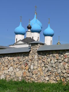 Серпухов, Высоцкий мужской монастырь. Стена монастыря, купола Зачатьевского собора.