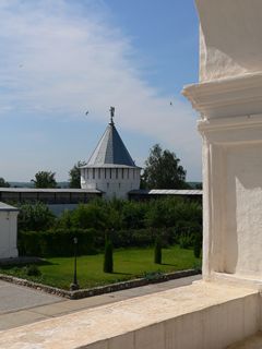 Серпухов, Высоцкий мужской монастырь. Вид с галереи Зачатьевского собора на угловую башню Высоцкого монастыря.