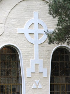 Битягово, Серафимо-Знаменский скит, Крест на стене церкви во имя Знамения Божией Матери и преподобного Серафима.