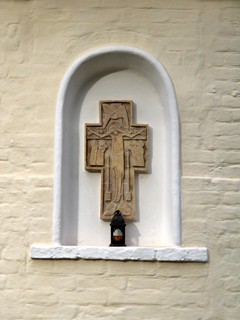 Битягово, Серафимо-Знаменский скит, Крест на алтарной стороне храма.